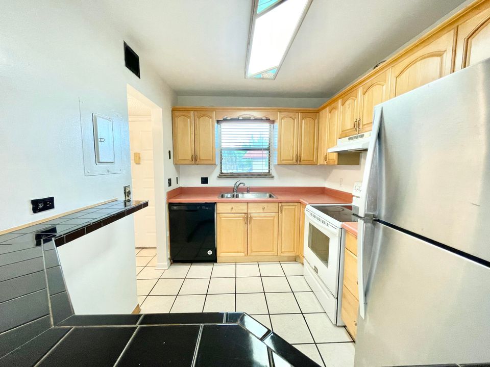 For Rent: $2,100 (2 beds, 2 baths, 858 Square Feet)