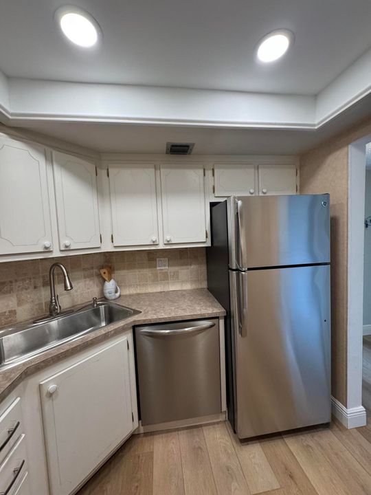 For Sale: $180,000 (1 beds, 1 baths, 594 Square Feet)