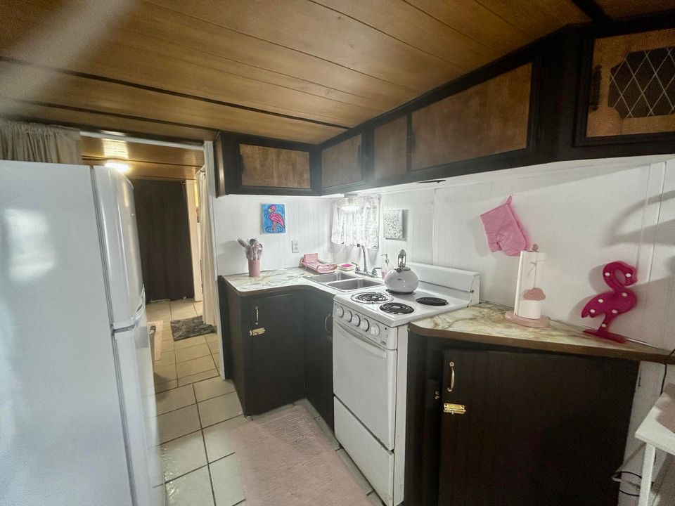 For Sale: $79,900 (1 beds, 1 baths, 224 Square Feet)