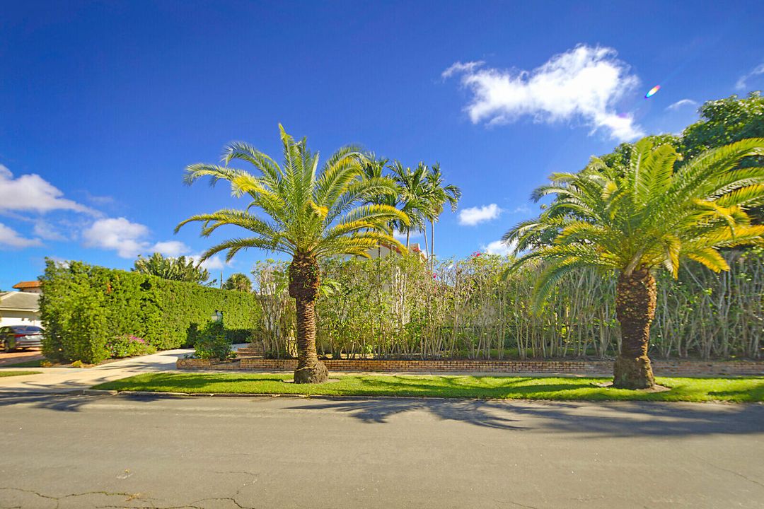 For Sale: $3,299,000 (3 beds, 2 baths, 2950 Square Feet)