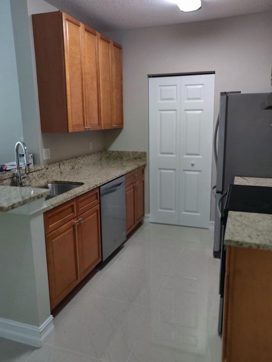 For Rent: $1,900 (1 beds, 1 baths, 781 Square Feet)