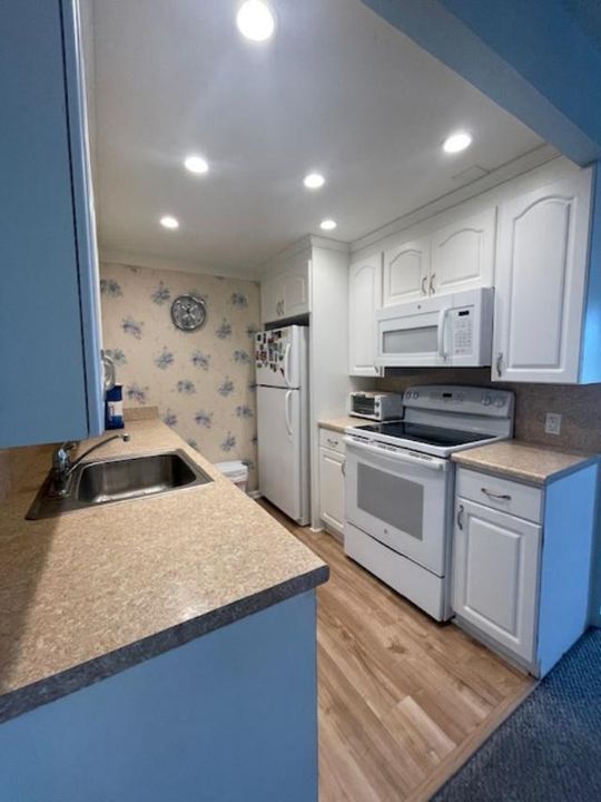 For Sale: $119,500 (1 beds, 1 baths, 738 Square Feet)