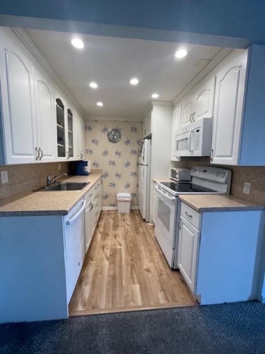 For Sale: $119,500 (1 beds, 1 baths, 738 Square Feet)