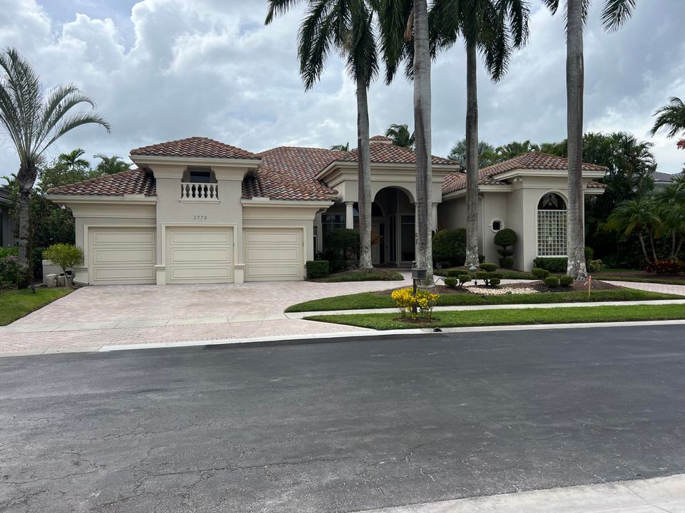 Recently Sold: $3,850,000 (5 beds, 4 baths, 5011 Square Feet)