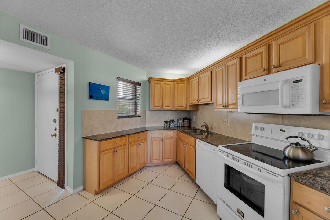 For Sale: $320,000 (2 beds, 2 baths, 1254 Square Feet)