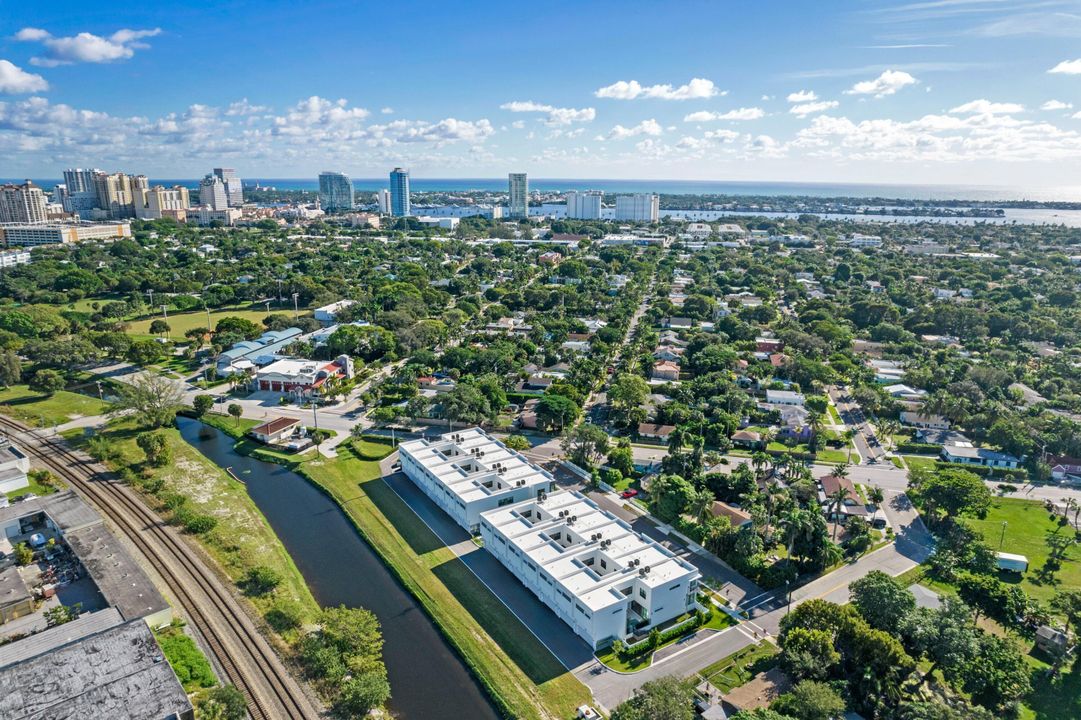 For Sale: $1,545,000 (3 beds, 3 baths, 2375 Square Feet)