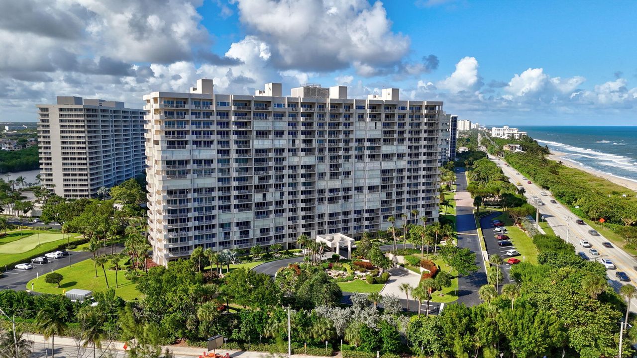 For Sale: $2,399,000 (3 beds, 3 baths, 2660 Square Feet)