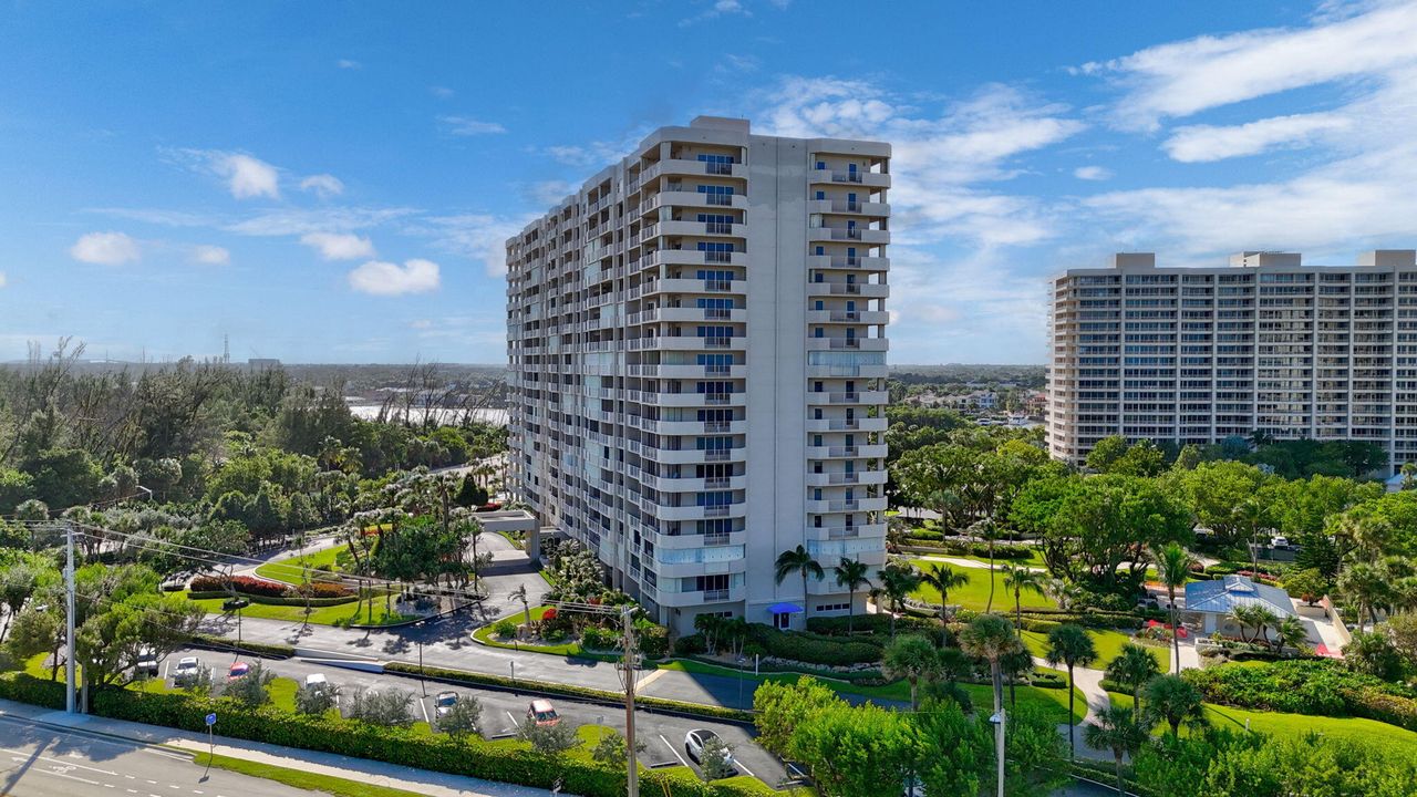 For Sale: $2,399,000 (3 beds, 3 baths, 2660 Square Feet)