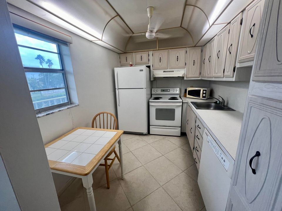 For Sale: $95,000 (1 beds, 1 baths, 758 Square Feet)