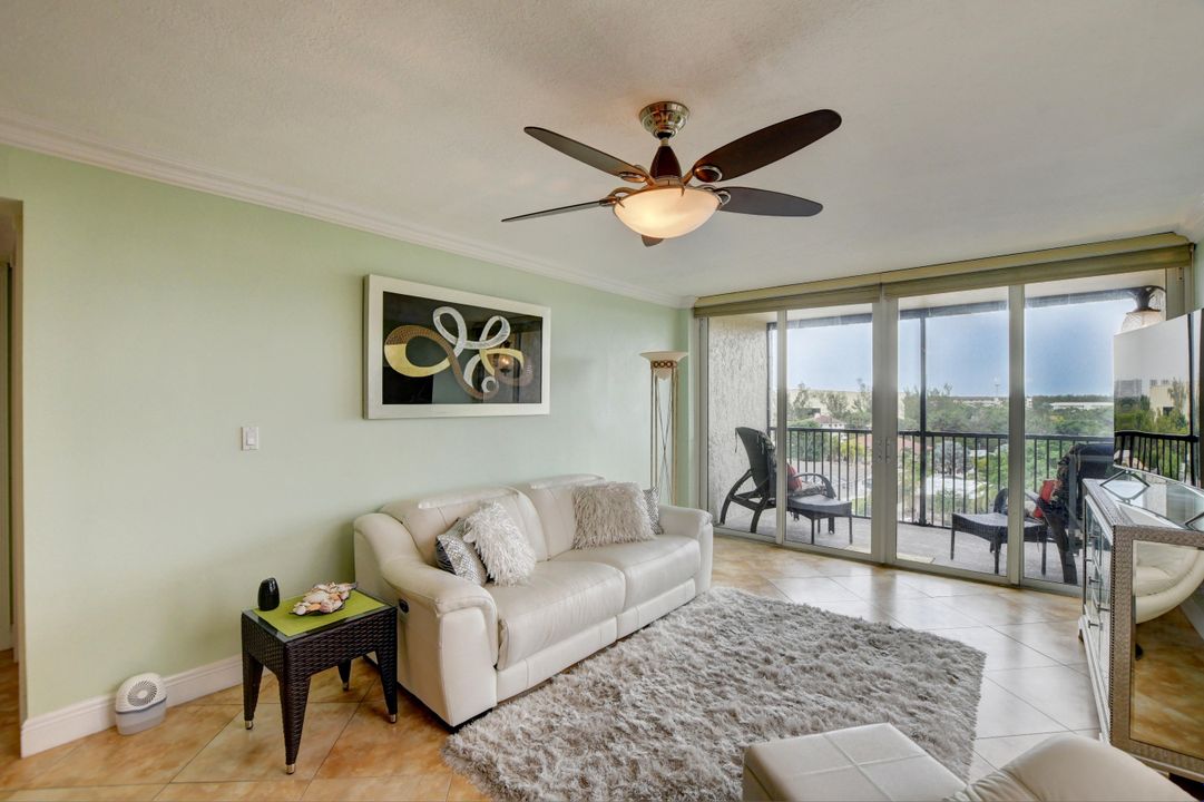 For Sale: $525,000 (2 beds, 2 baths, 1130 Square Feet)