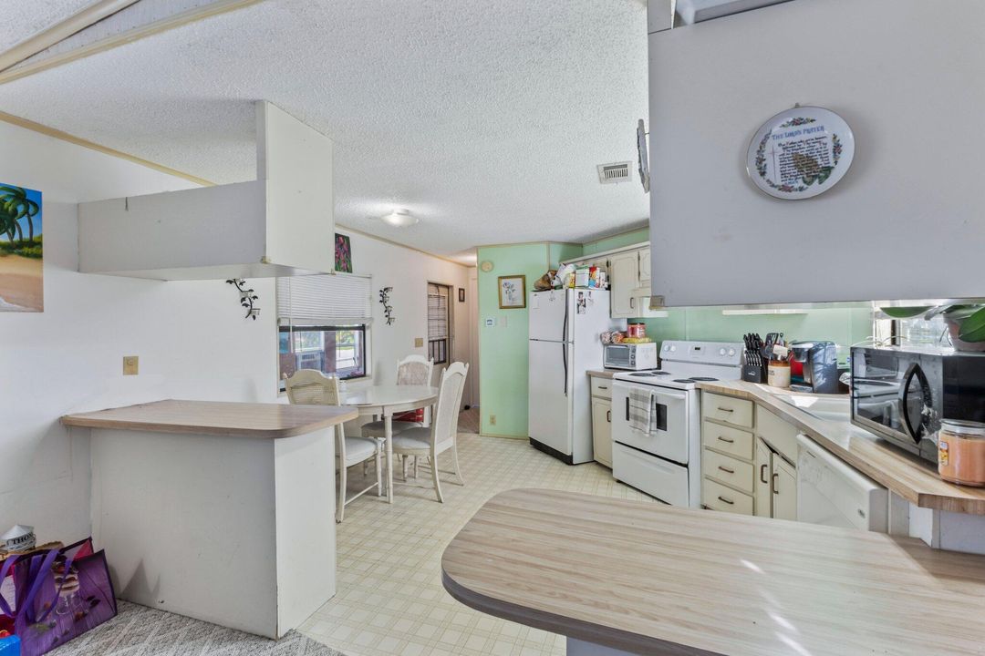 For Sale: $185,000 (2 beds, 2 baths, 780 Square Feet)