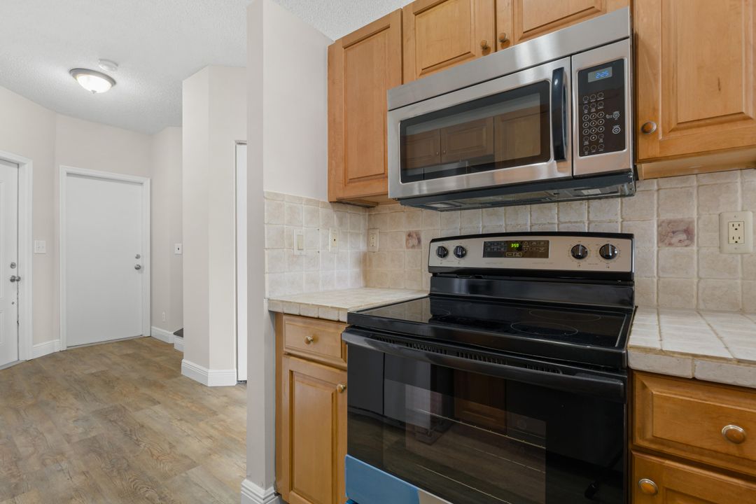 For Sale: $368,900 (2 beds, 2 baths, 1177 Square Feet)