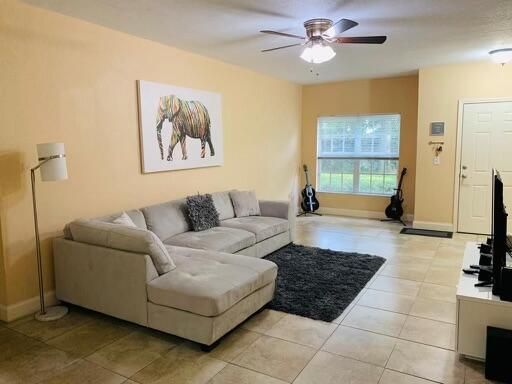 For Rent: $1,700 (1 beds, 1 baths, 775 Square Feet)