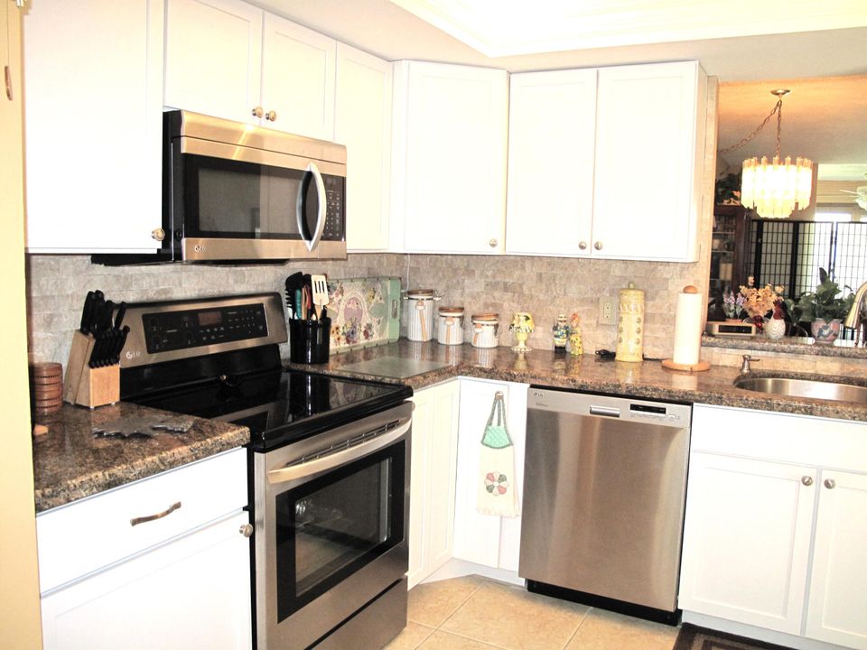 For Sale: $155,000 (2 beds, 2 baths, 1005 Square Feet)