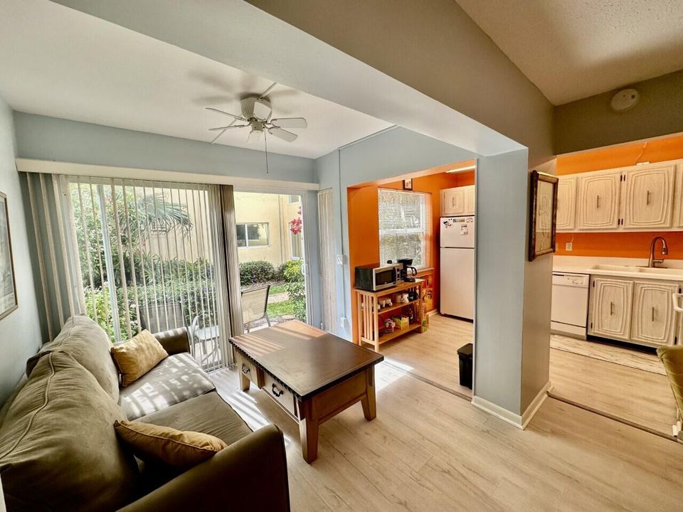 For Rent: $2,900 (1 beds, 1 baths, 950 Square Feet)