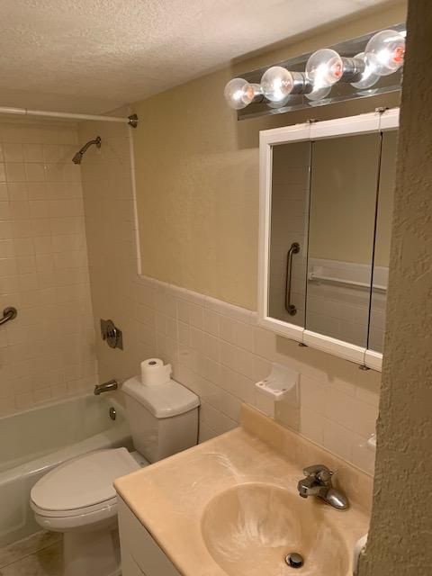 For Rent: $2,700 (2 beds, 2 baths, 821 Square Feet)