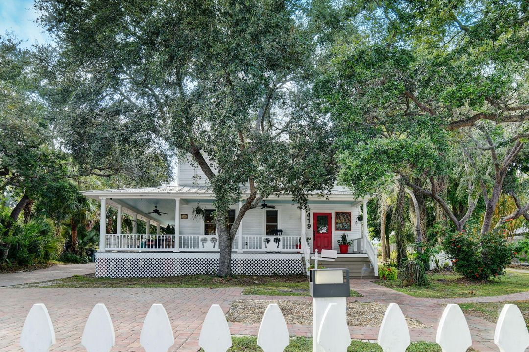 For Sale: $1,450,000 (3 beds, 2 baths, 1920 Square Feet)