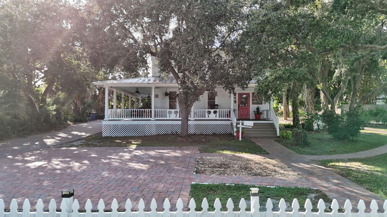 For Sale: $1,450,000 (3 beds, 2 baths, 1920 Square Feet)