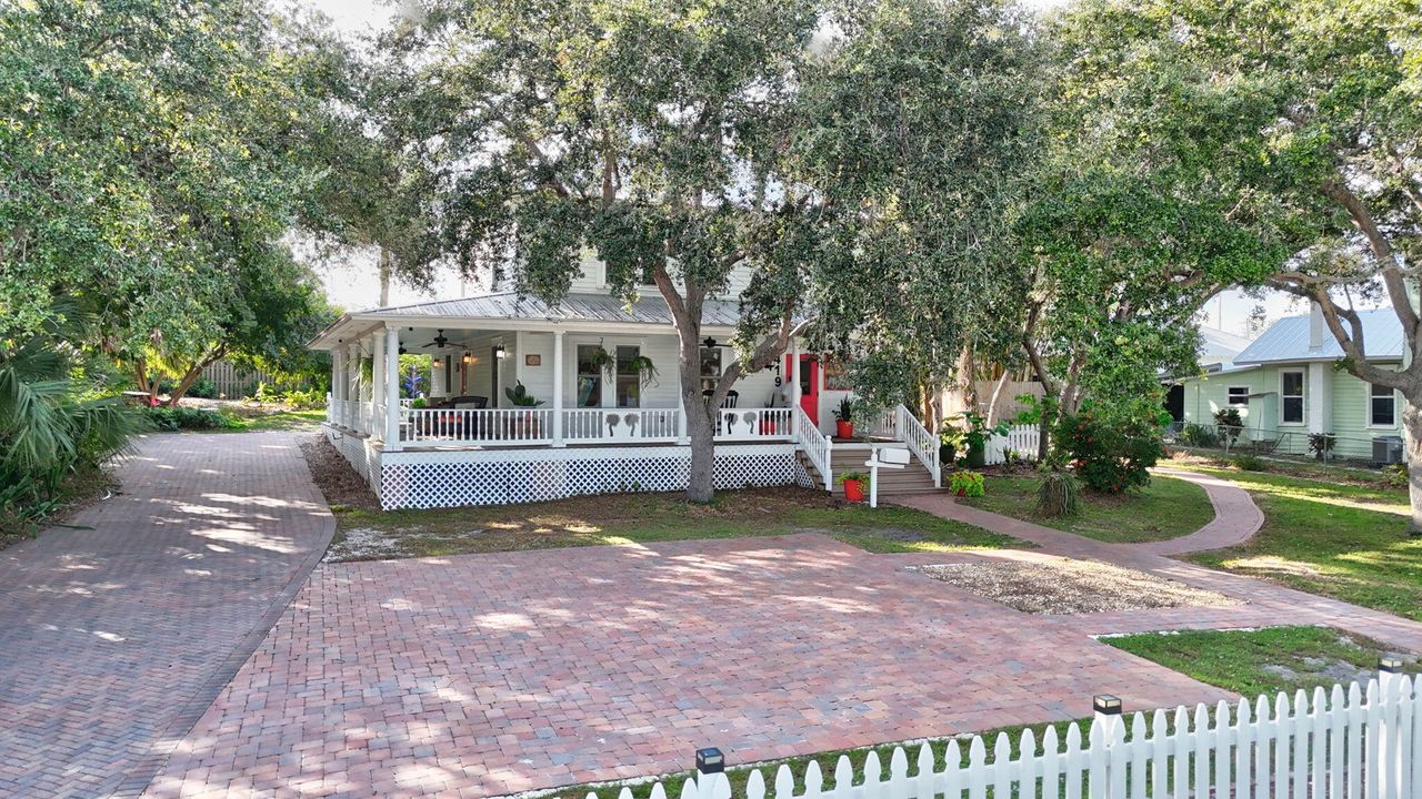 For Sale: $1,450,000 (3 beds, 2 baths, 1920 Square Feet)