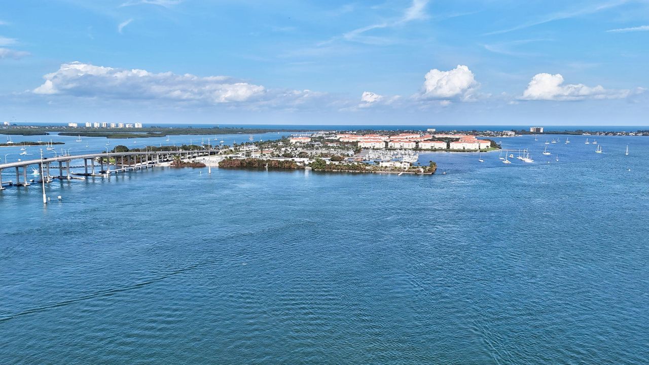 For Sale: $1,450,000 (3 beds, 2 baths, 1920 Square Feet)