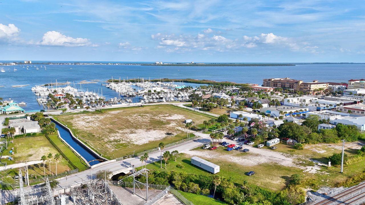 For Sale: $1,450,000 (3 beds, 2 baths, 1920 Square Feet)