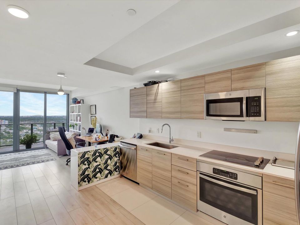 For Sale: $495,000 (1 beds, 1 baths, 593 Square Feet)