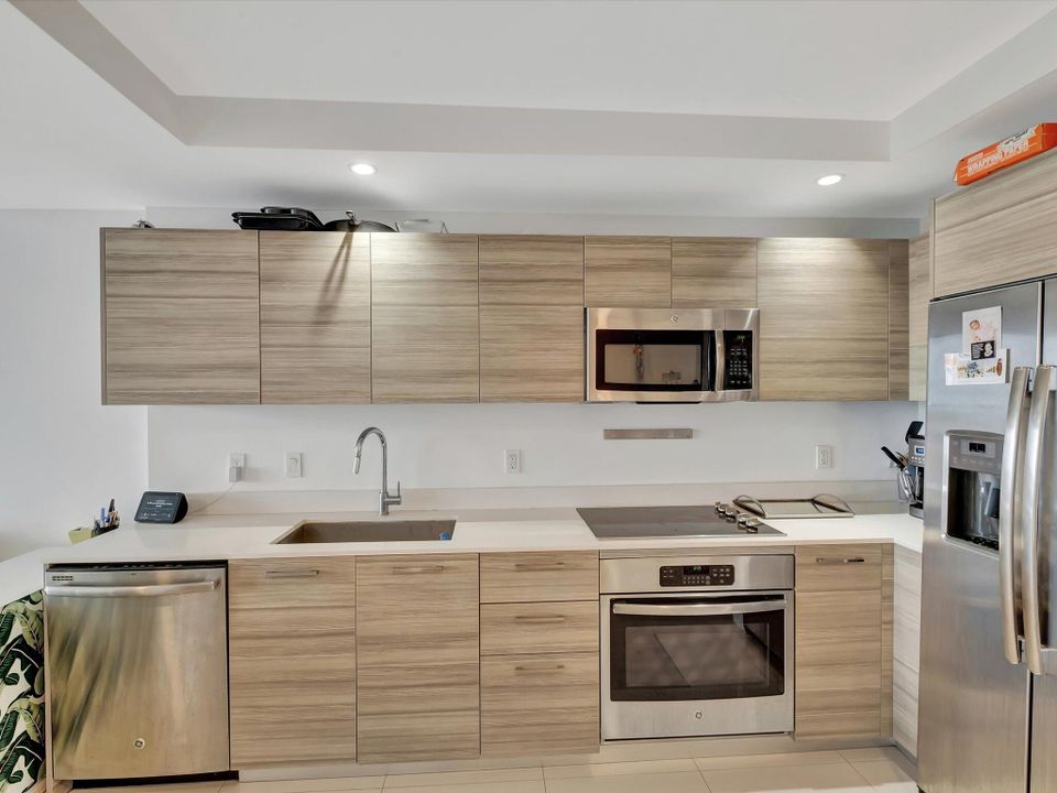 For Sale: $495,000 (1 beds, 1 baths, 593 Square Feet)