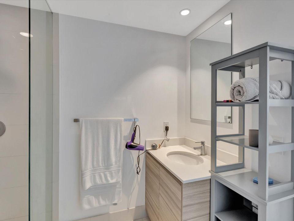 For Sale: $495,000 (1 beds, 1 baths, 593 Square Feet)