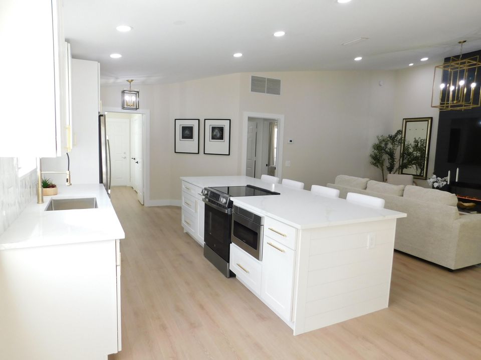 For Sale: $574,900 (2 beds, 2 baths, 1526 Square Feet)