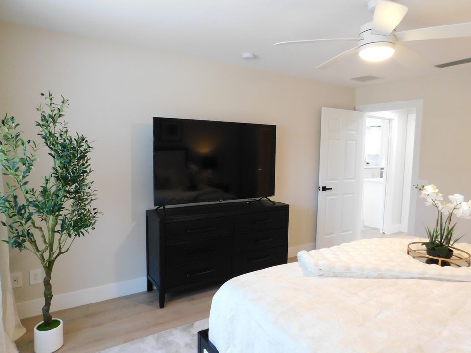 For Sale: $574,900 (2 beds, 2 baths, 1526 Square Feet)