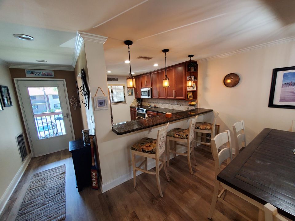 For Sale: $309,998 (2 beds, 2 baths, 1072 Square Feet)