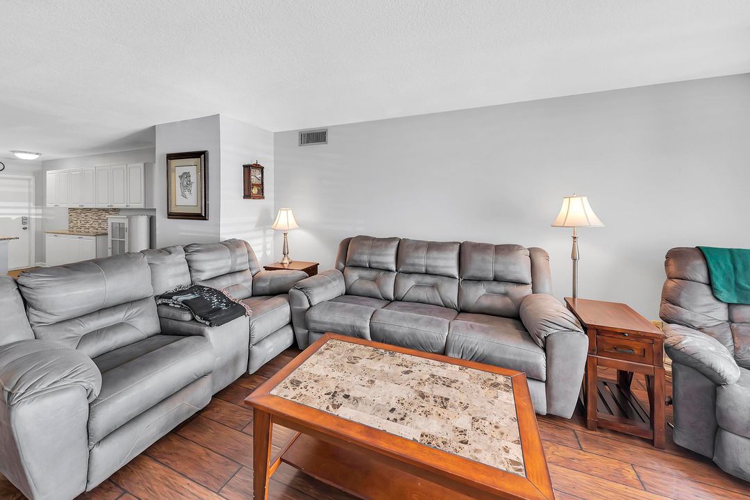 Active With Contract: $185,000 (2 beds, 2 baths, 1089 Square Feet)