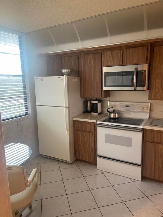 For Sale: $289,900 (2 beds, 2 baths, 1385 Square Feet)