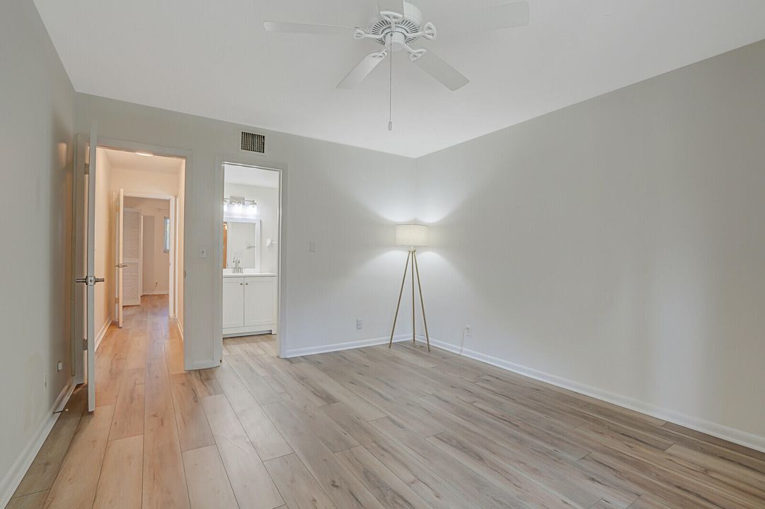 For Sale: $265,000 (2 beds, 2 baths, 886 Square Feet)