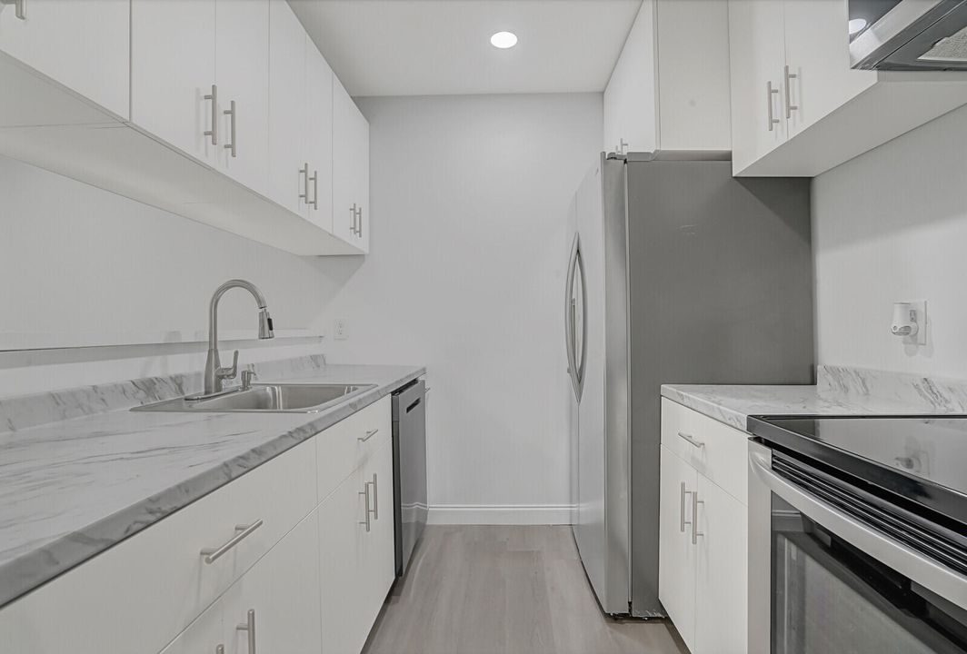 For Sale: $235,000 (1 beds, 1 baths, 795 Square Feet)