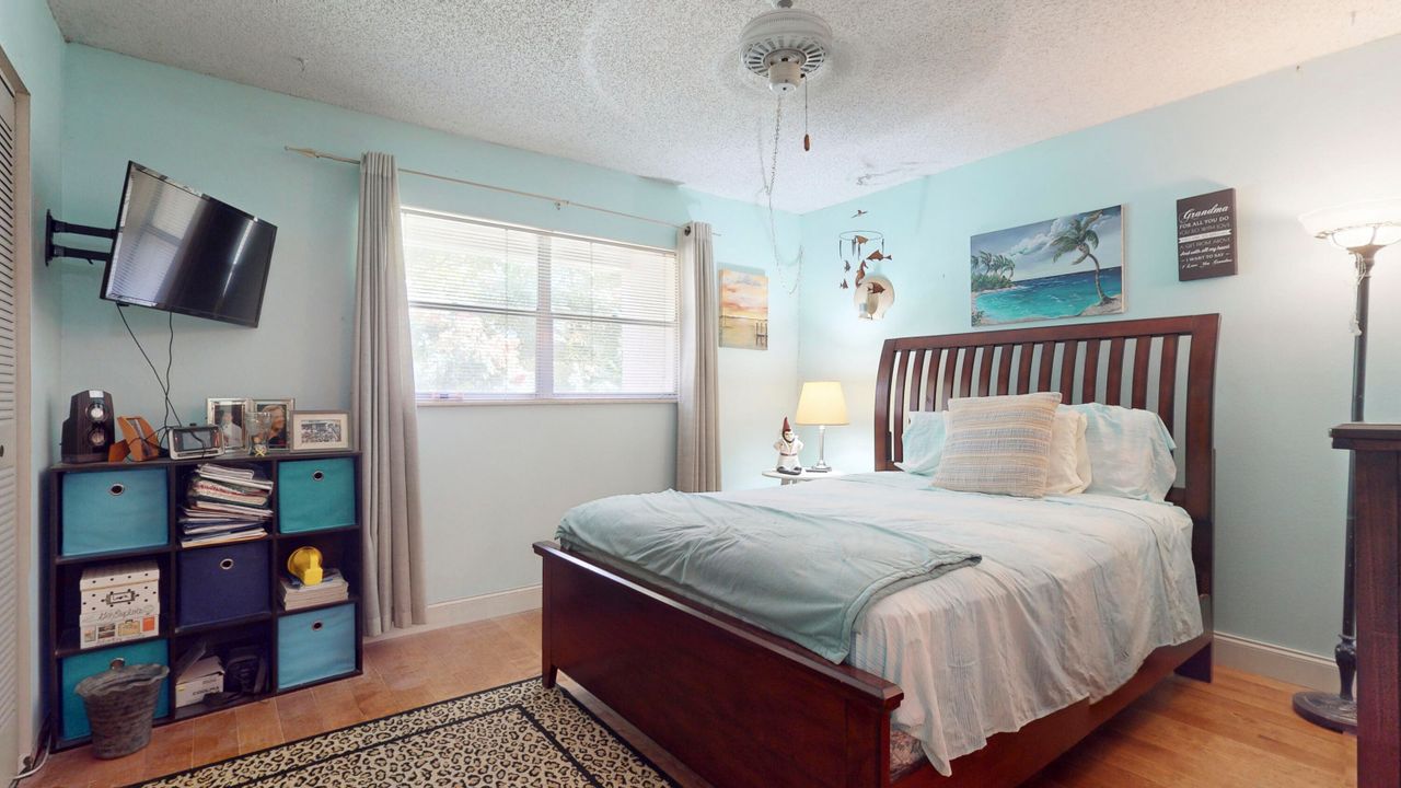 For Sale: $260,000 (2 beds, 2 baths, 920 Square Feet)