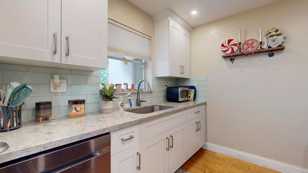 For Sale: $260,000 (2 beds, 2 baths, 920 Square Feet)