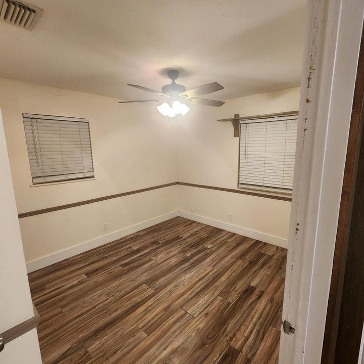 For Rent: $2,800 (3 beds, 1 baths, 912 Square Feet)