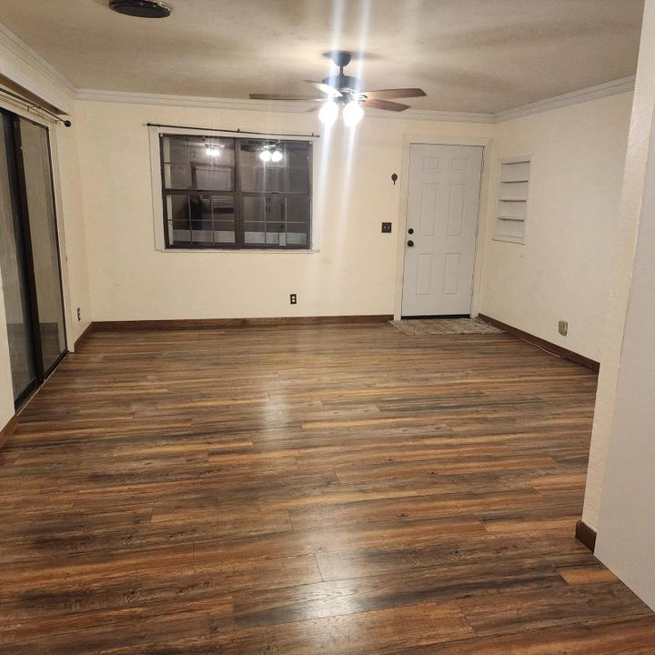 For Rent: $2,800 (3 beds, 1 baths, 912 Square Feet)