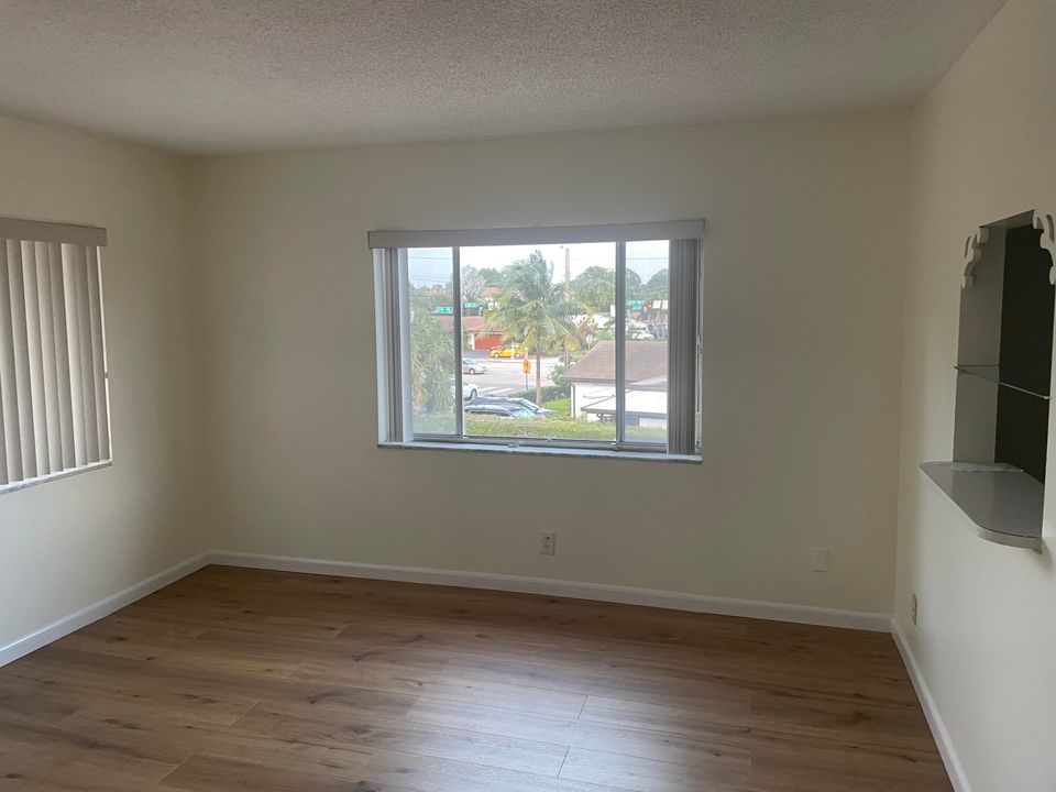 For Rent: $1,400 (1 beds, 0 baths, 642 Square Feet)