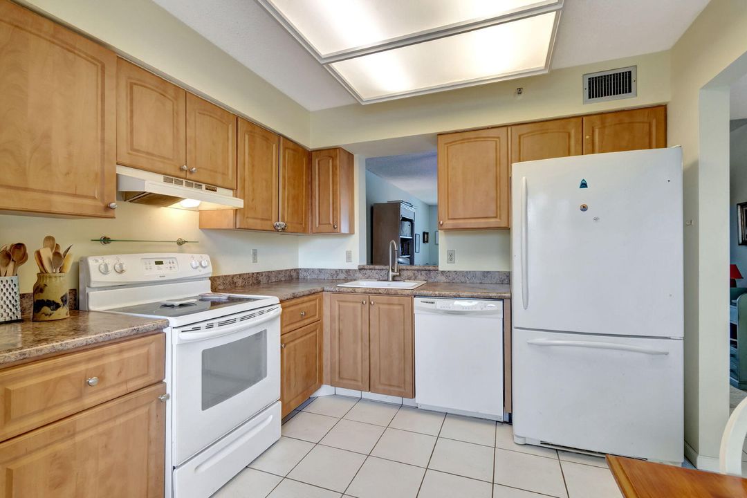 For Sale: $185,000 (2 beds, 2 baths, 1060 Square Feet)