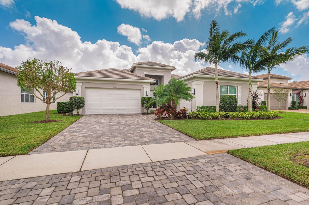 For Sale: $875,000 (3 beds, 2 baths, 2580 Square Feet)