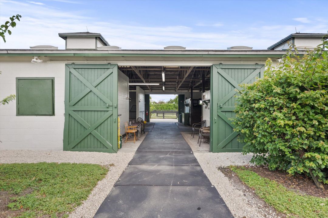 For Sale: $4,950,000 (2 beds, 2 baths, 864 Square Feet)