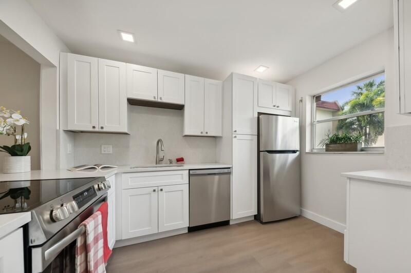 For Sale: $279,000 (2 beds, 2 baths, 1021 Square Feet)