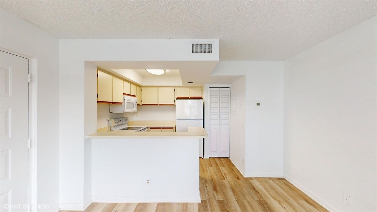 For Sale: $190,000 (1 beds, 1 baths, 728 Square Feet)