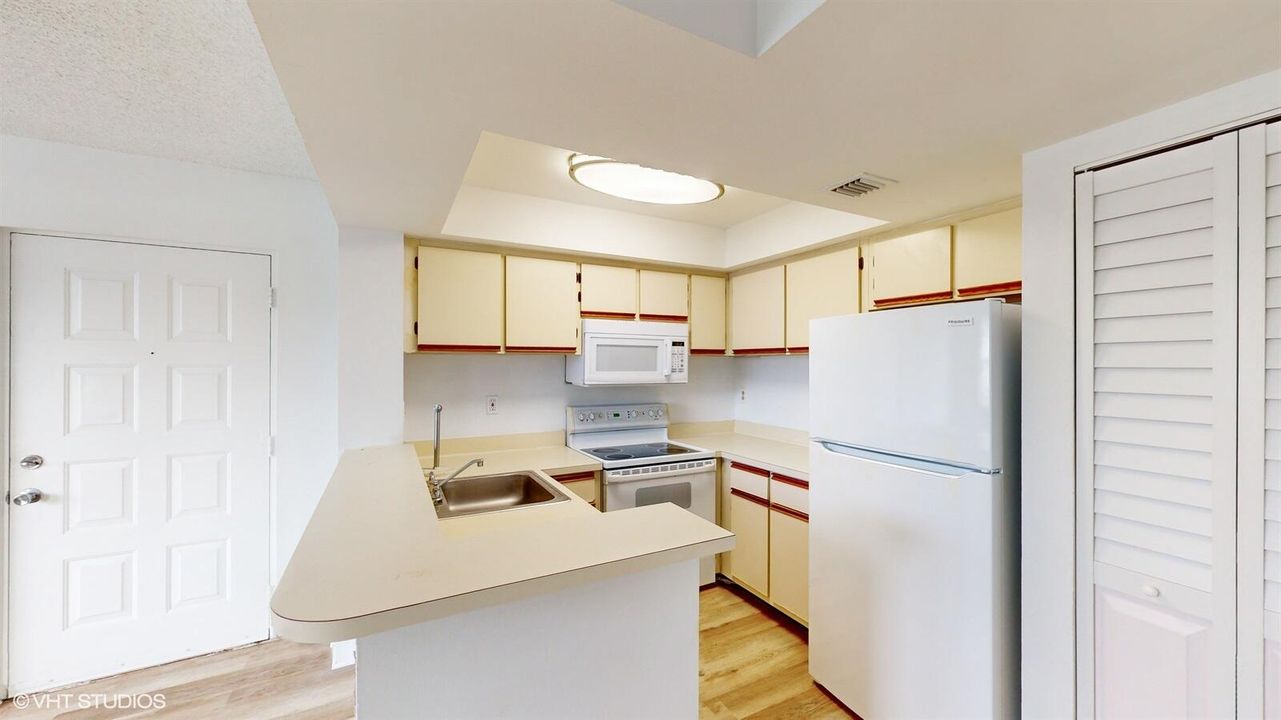 For Sale: $190,000 (1 beds, 1 baths, 728 Square Feet)