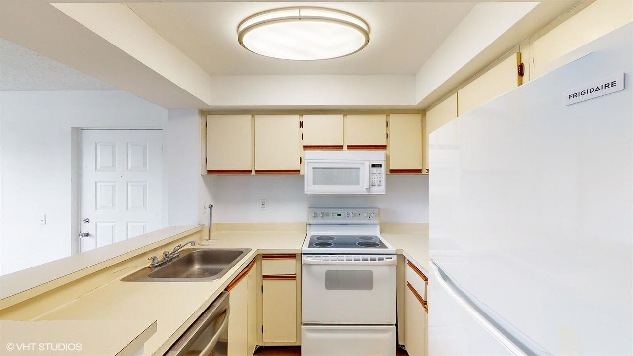 For Sale: $190,000 (1 beds, 1 baths, 728 Square Feet)