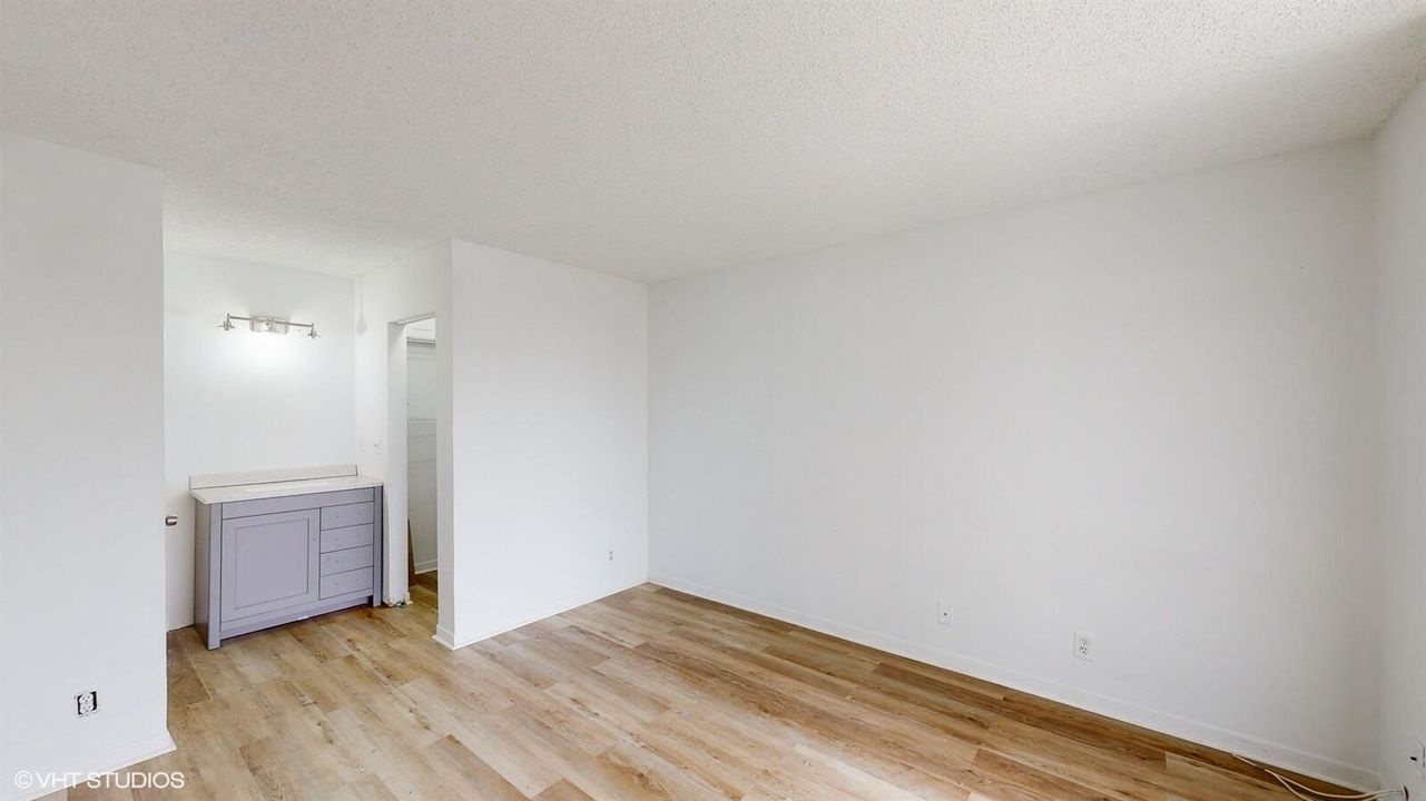 For Sale: $190,000 (1 beds, 1 baths, 728 Square Feet)