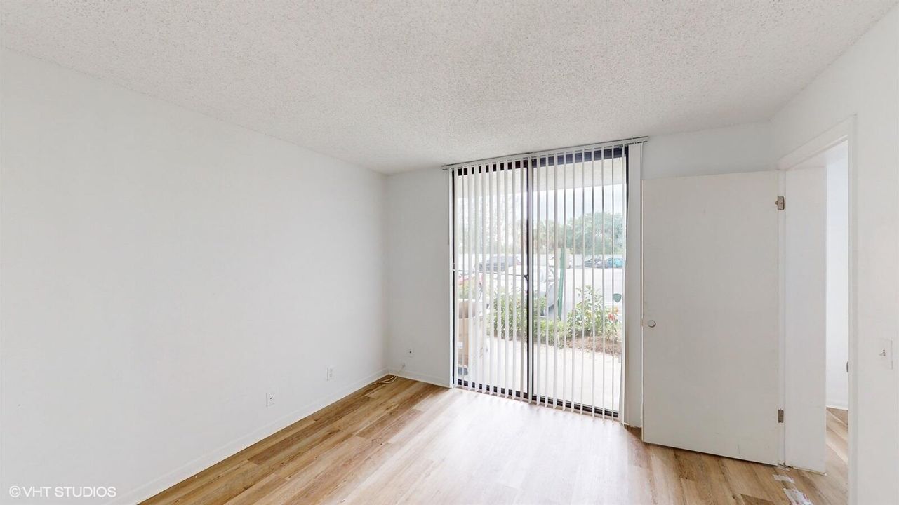 For Sale: $190,000 (1 beds, 1 baths, 728 Square Feet)