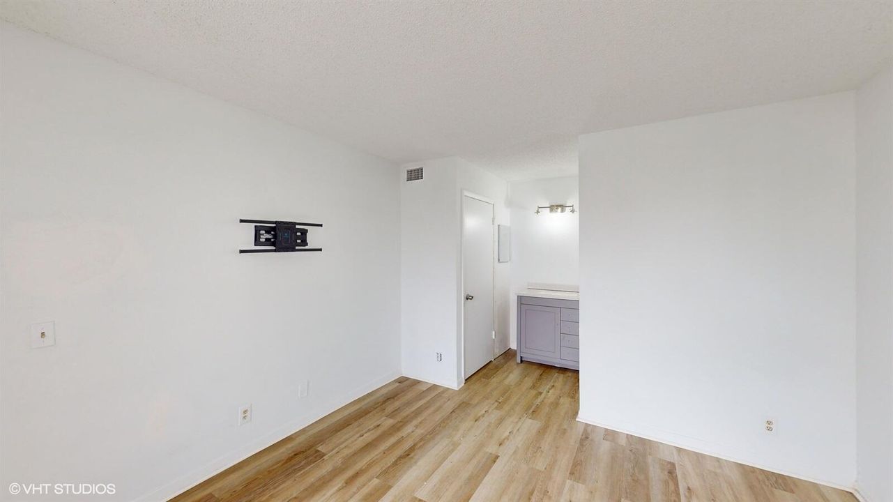 For Sale: $190,000 (1 beds, 1 baths, 728 Square Feet)